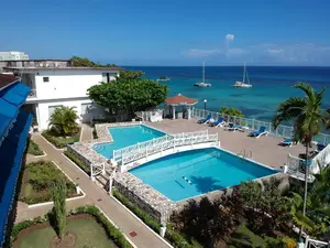 The Hibiscus Lodge Ocho Rios is only a few minutes away from major attractions. A great option for affordable accommodation in the capital of adventure. 