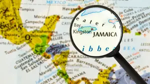 Where is Jamaica located exactly? America, Africa or the Caribbean? The precise location of the island is often confused. That’s okay. Let’s clear it up today.