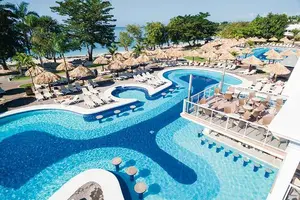 Looking forward to a vacation of fun beach days, relaxing spa treatments and an unending supply of food? The Hotel Riu Negril was created with you in mind.