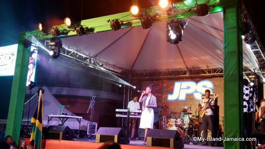 anique_morris_2019_christmas_tree_lighting_performance