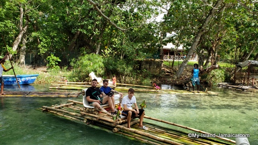 bamboo_rafting_in_jamaica_at_white_river