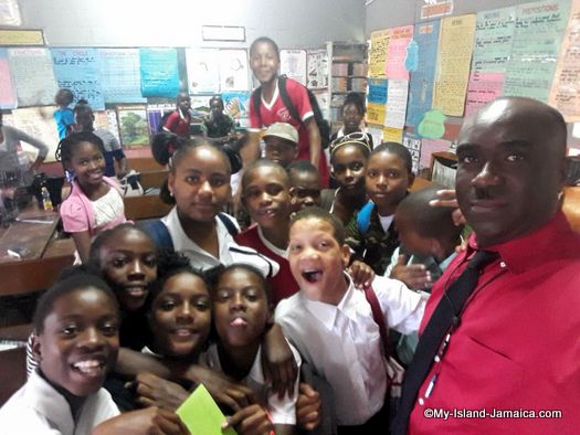 careers_day_at_jamaican_primary_school_springfield_all_age_wellesley_gayle_selfie_with_kids