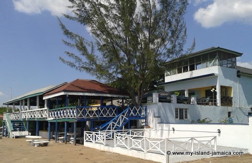 cheap_holidays_in_jamaica_idlers_rest_hotel_backview_from_beach