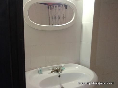 cheap_holidays_in_jamaica_idlers_rest_hotel_bathroom
