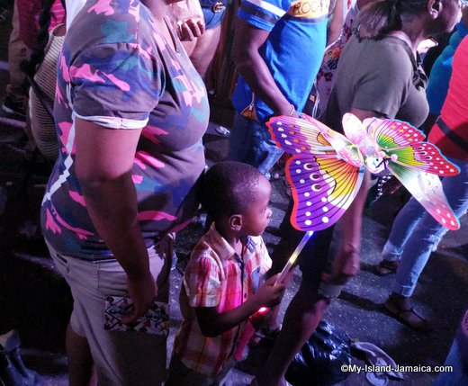 christmas_tree_lighting_children_with_gifts