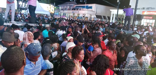 christmas_tree_lighting_crowd_montego_bay