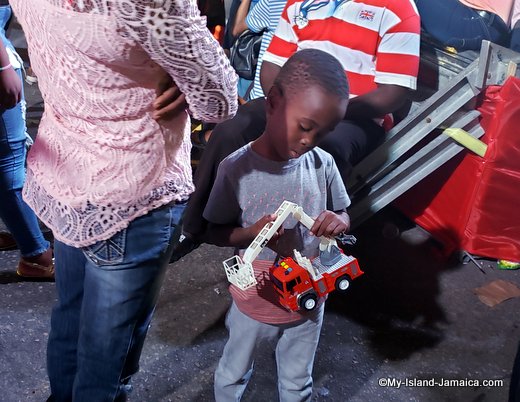 Christmas_tree_lighting_kids_with_gifts