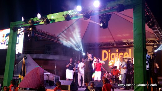 christmas_tree_lighting_performance_yvonne_cohen