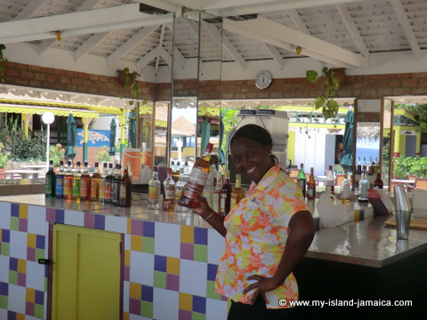 club_ambiance_bartender_kerrisha