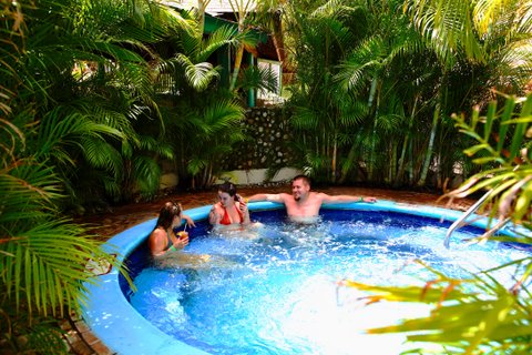 club_ambiance_jamaica_jacuzzi