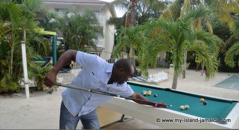 club_ambiance_playing_pool