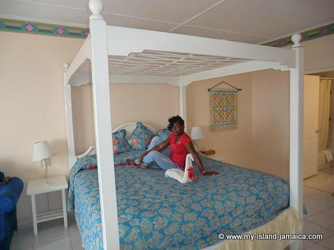 club_ambiance_suite_standard_bed_wellesley_wife_omeil