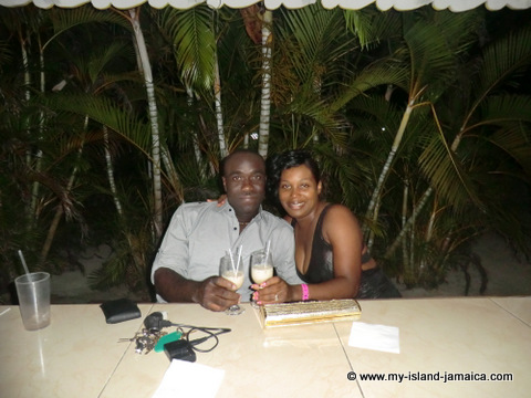 club_ambiance_wellesley_and_omeil_having_a_drink