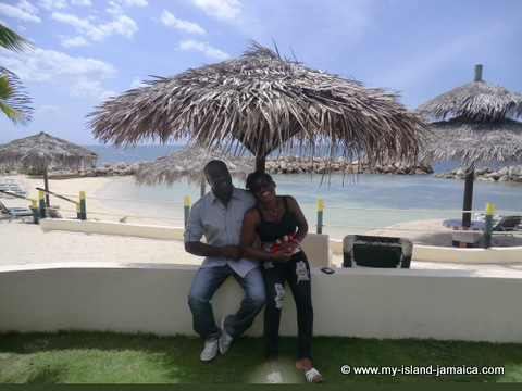 club_ambiance_wellesley_and_wife_relaxing