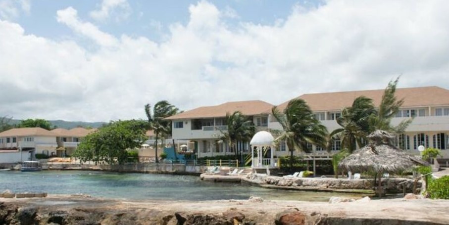 Club Ambience | Runaway Bay Hotels Jamaica (Photo Credit: onthebeach.co)