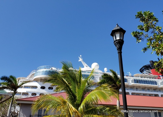 cruise_ship_in_dock_at_falmouth_jamaica_port