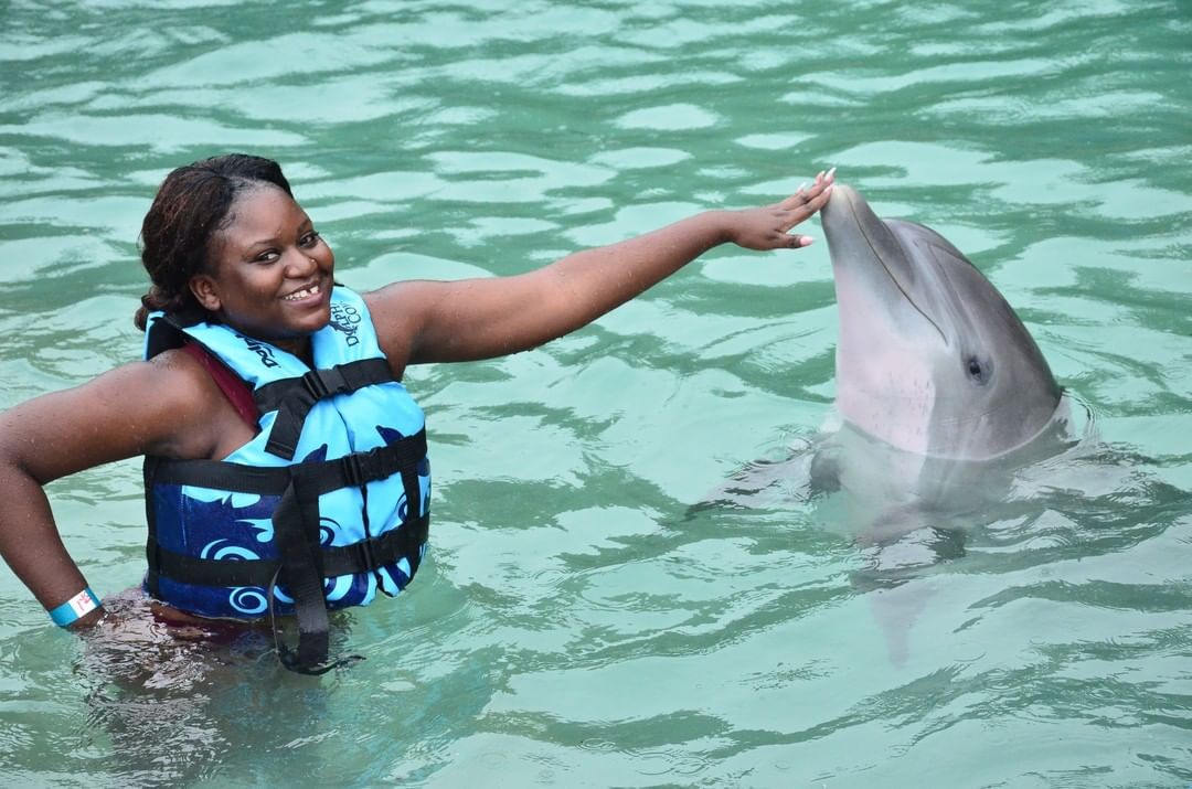 dolphin_cove_venesha_with_dolphin.jpg