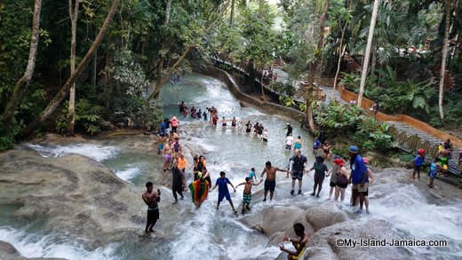 dunns_river_falls_climbing_in_chain