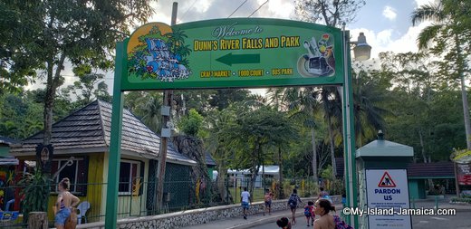 dunns_river_falls_jamaica_welcome_sign