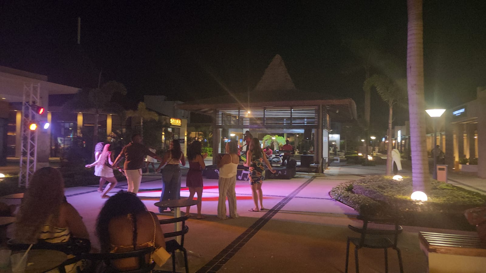 The resort was still lively after dinner, with music and entertainment in the evening.