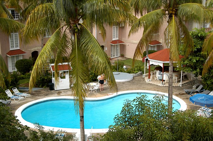 Looking for accommodations with the amenities of a resort and the privacy of an Airbnb? Fishermans Point in Ocho Rios Jamaica provides a mix of both worlds.