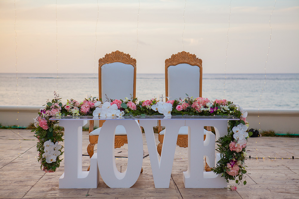 Florists In Jamaica | (Photo Credit: Tai Flora Beach Wedding Arrangement)