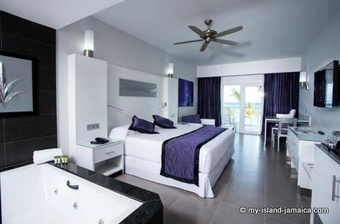 jacuzzi_suite_at_riu_palace_jamaica