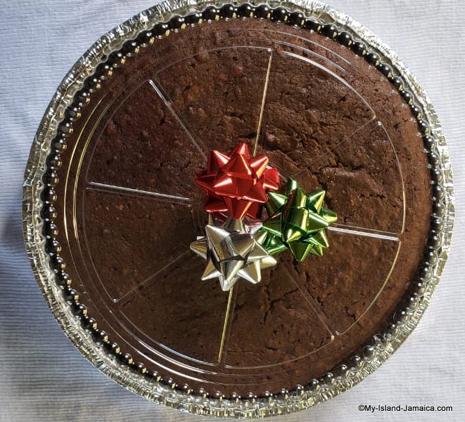 jamaican_christmas_fruit_cake_with_bow.