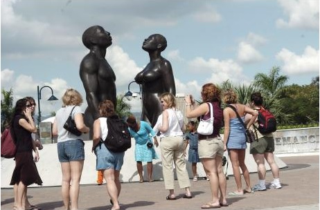 jamaican_forum_tourist_at_emancipation_park_gleaner_photo jamaican_forum_tourist_at_emancipation_park_gleaner_photo