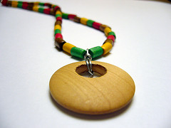 Jamaican_jewelry_(rasta _necklace)