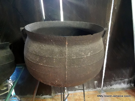 jamaican_maroon_charlestown__old_three_foot_pot