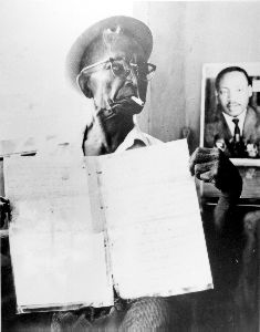 jjamaican_maroons_mann_rowe_holding_copy_of_1739_treaty_1980