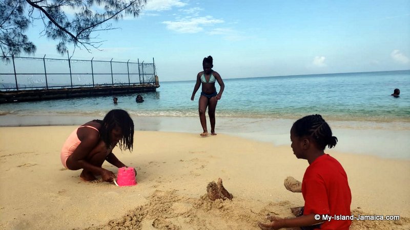 jamaicas_weather_in_march_beach_photo_children