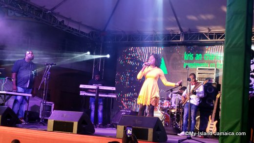 Joanna_walker_Christmas_tree_lighting_performance