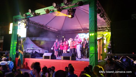 lay_magistrates_2019_Christmas_tree_lighting_performance