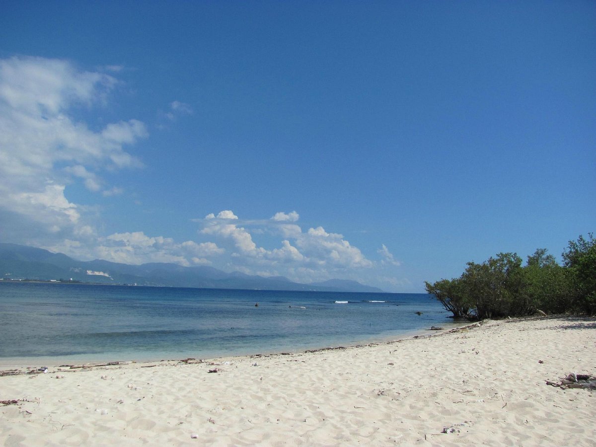 I am convinced some of the most pristine beaches in the world are right here in Jamaica. Here’s one you might not have heard of, Lime Cay Jamaica!