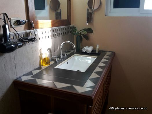 luna_sea_inn_bathroom