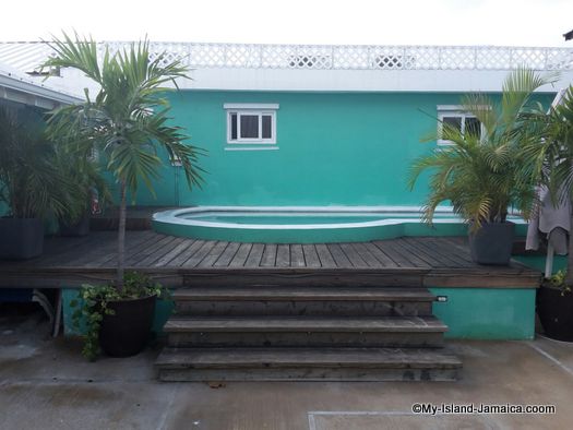 luna_sea_inn_courtyard