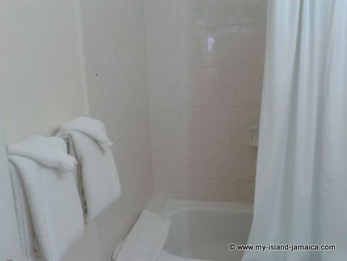 negril_jamaica_all_inclusive_resorts_bathroom_at_fun_holiday_beach_resort
