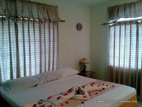 negril_jamaica_all_inclusive_resorts_bedroom_at_fun_holiday_beach_resort
