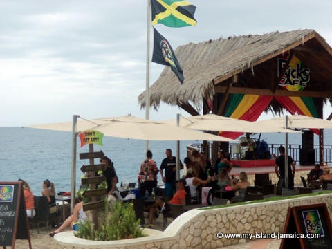 tourists in jamaica - ricks cafe