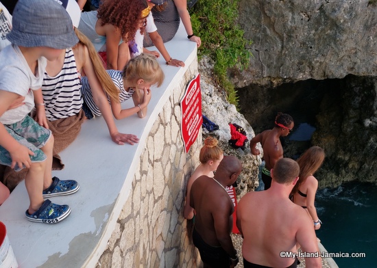 ricks_cafe_negril_onlookers