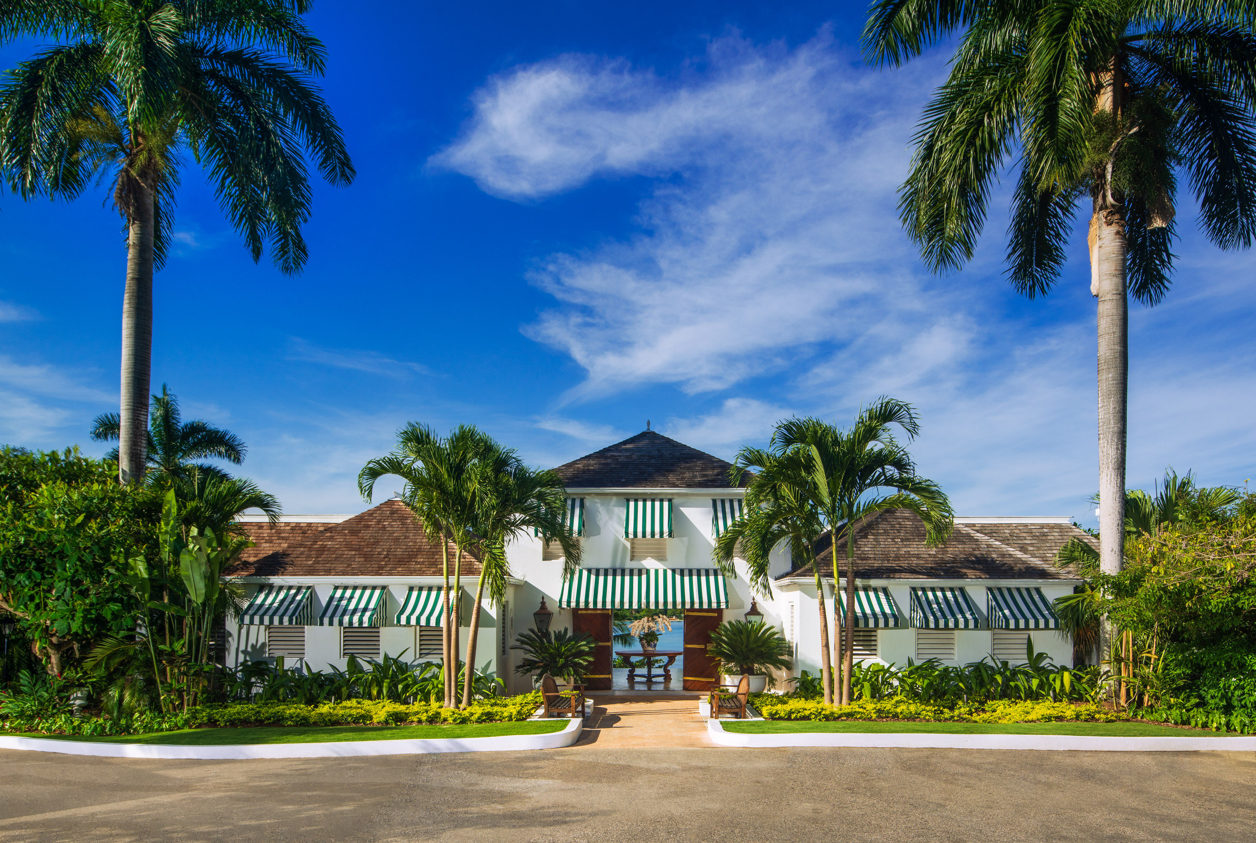 Staying at a resort where royals and celebrities frequent is exactly the case at Round Hill Jamaica. Here you enjoy most luxurious and safest of settings.