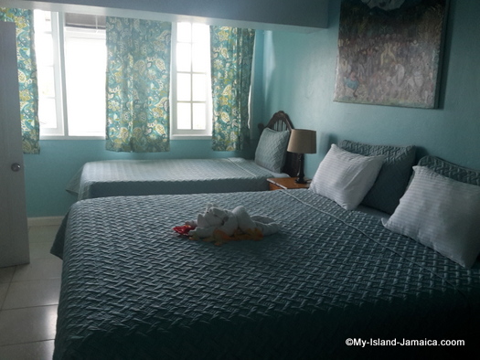 vacation_villas_in_jamaica_moon_san_villa_portland_double_bed
