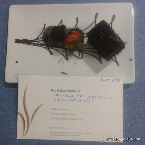 welcome_note_and_token_at_riu_palace_jamaica