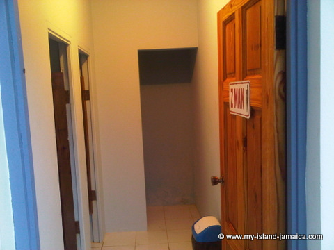 zbar_grill_whitehouse_restroom